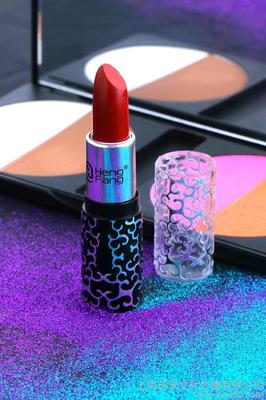 光影藝術(shù)下的魅力呈現(xiàn) 上海化妝品產(chǎn)品靜物畫冊與模特拍攝服務(wù)解析